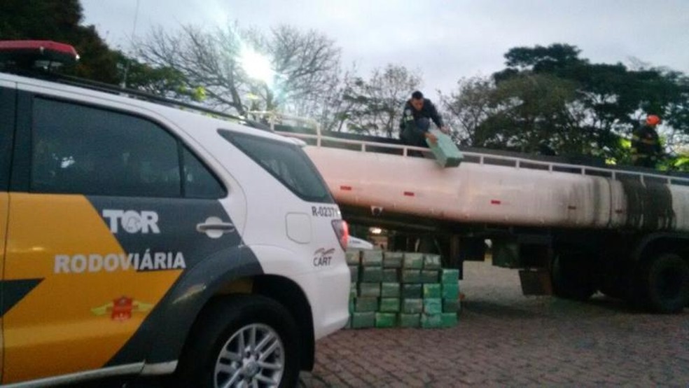 Policiais encontraram a droga camuflada com graxa (Foto: Polícia Rodoviária/Divulgação)