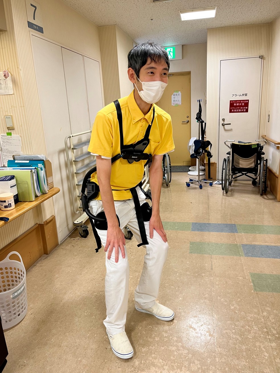 O cuidador Toru Shinozaki com seu “power suit”: mais conforto para trabalhar  — Foto: Mariza Tavares