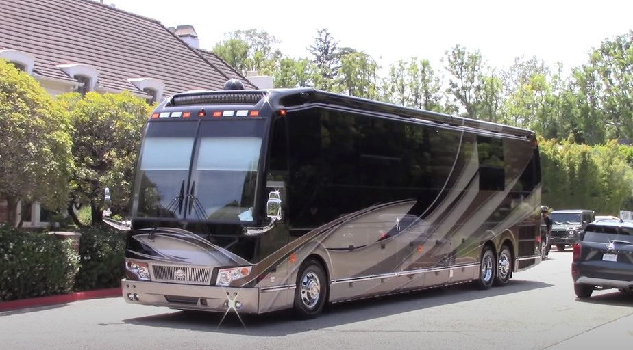 Ônibus transformado em motorhome de Justin Bieber