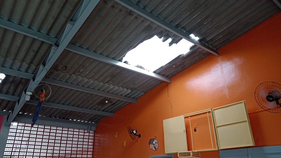 Escola fica destelhada por conta de vento e chuva, em Sagres (SP) — Foto: Defesa Civil