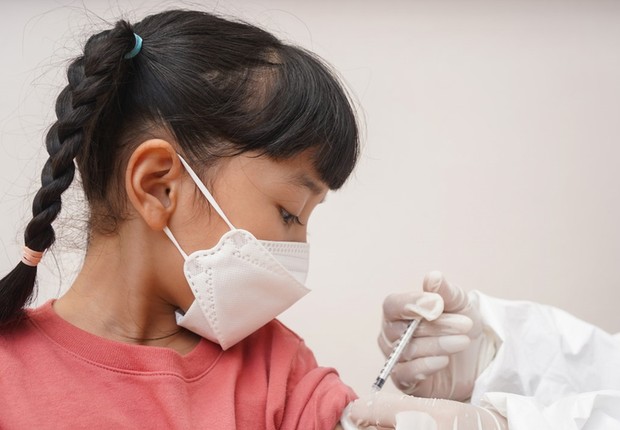 Agências reguladoras e especialistas apontam que benefícios da vacinação infantil contra covid superam eventuais riscos (Foto: Getty Images )