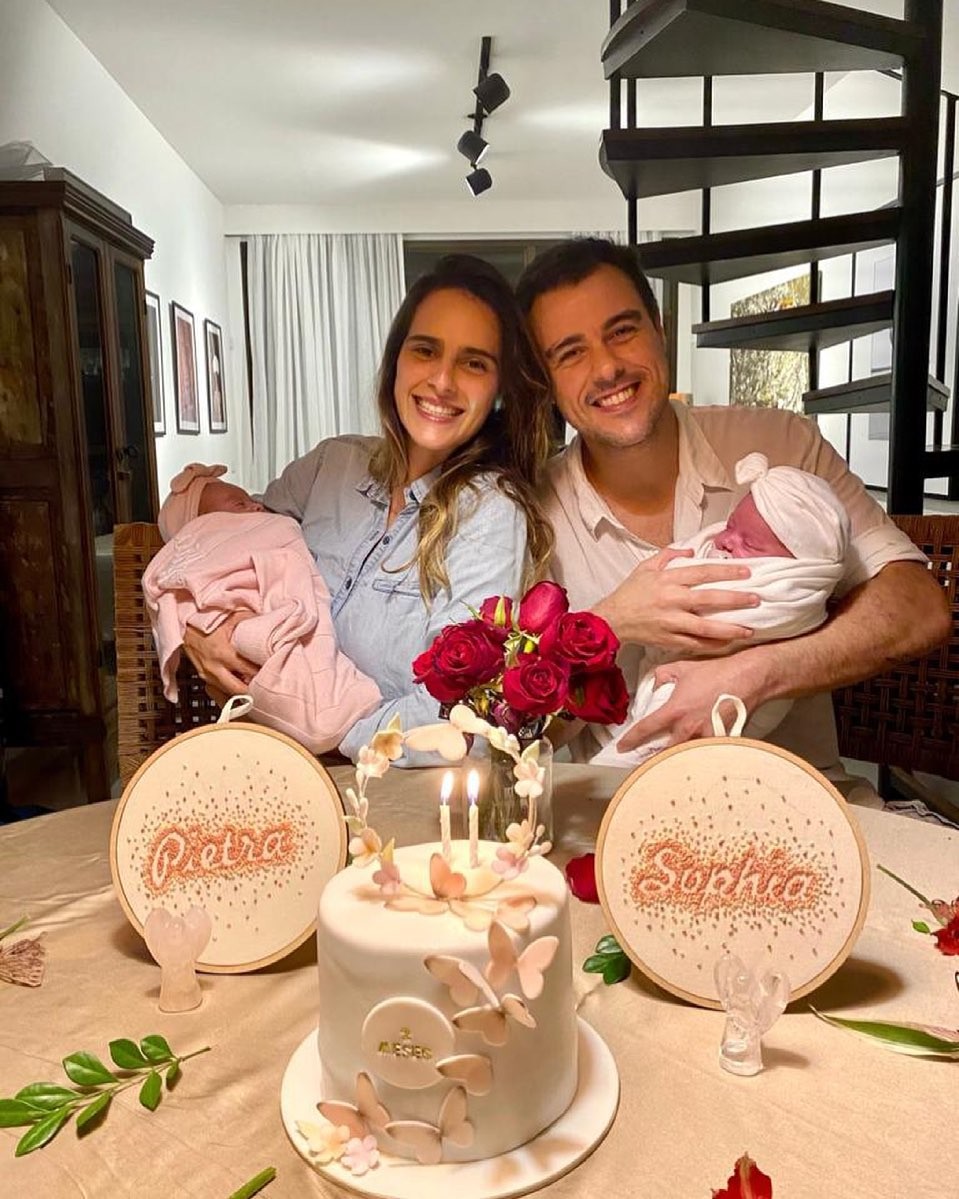 Joaquim Lopes e Marcella Fogaça celebram mêsversário das gêmeas (Foto: Instagram)