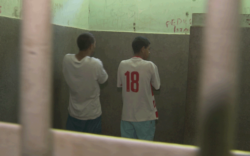 Dois dos 33 adultos presos em operação para desarticular gangue de tráfico de drogas no DF (Foto: TV Globo/Reprodução)
