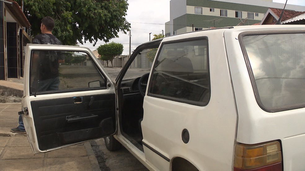 Primeiro carro, um Fiat Uno branco, foi roubado de um homem na rua Riachuelo, no bairro Liberdade, em Campina Grande  — Foto: Reprodução/TV Paraíba