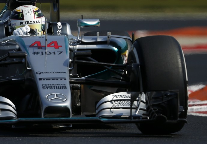Lewis Hamilton em ação com a Mercedes nos treinos livres para o GP da Hungria (Foto: AP)