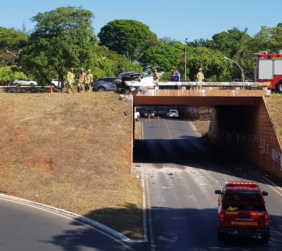 Carro se envolve em acidente e bate em mureta de tesourinha da Asa Sul, em Brasília — Foto: Corpo de Bombeiros/Divulgação