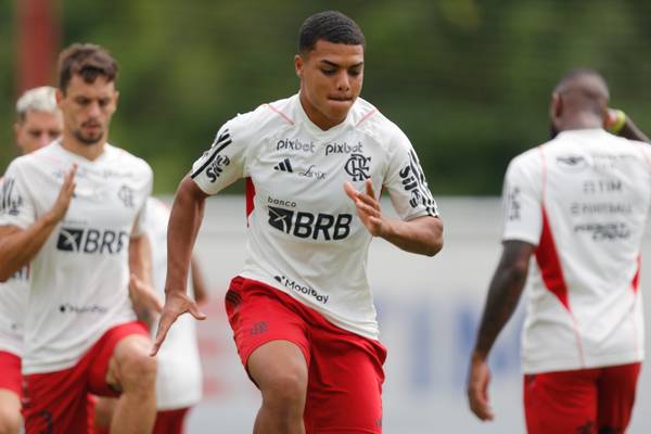 Tite escalando titulares reintegra Igor Jesus ao time do Flamengo.