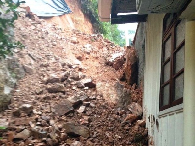 Casa em Blumenau, no Vale do Itajaí, foi atingida por pedras e terra (Foto: Larissa Vier/ RBS TV)