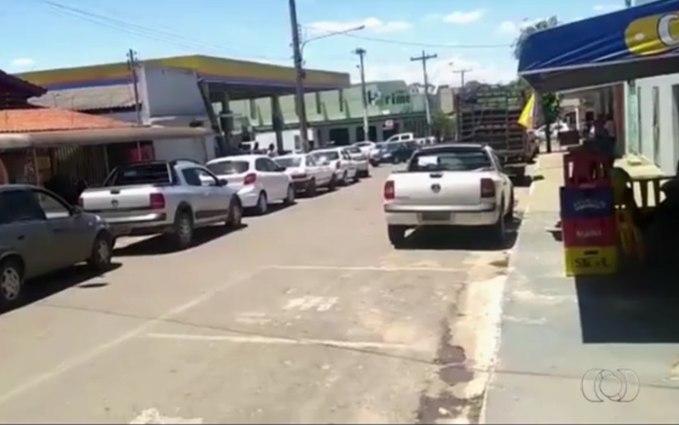 Motoristas enfrentam filas para conseguir abastecer os veculos em Anicuns (Foto: Reproduo/TV Anhanguera)