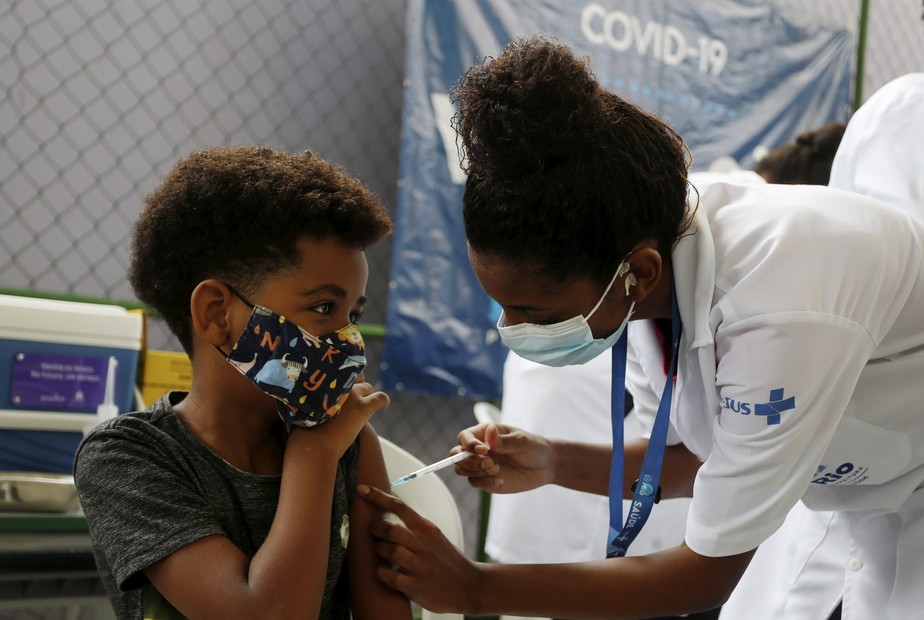 Criança sendo vacinada com dose de reforço da Covid-19 no Rio