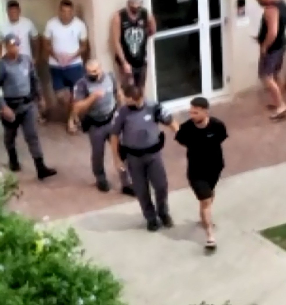 Homem foi preso por efetuar disparos dentro de sacada de condomínio — Foto: Reprodução/EPTV