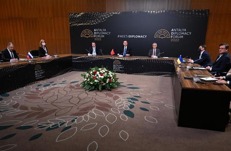 Reunião entre Dmytro Kuleba e Sergei Lavrov na Turquia, em 10 de março (Foto: ANSA)