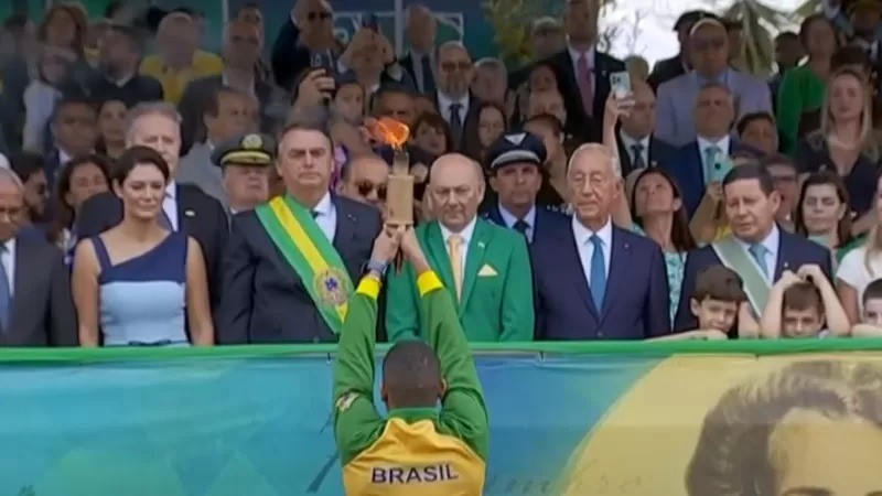Bolsonaro, Luciano Hang e presidente da Portugal no centro da primeira fila da tribuna de honra do 7 de setembro (Foto: REPRODUÇÃO/TV BRASIL via BBC)