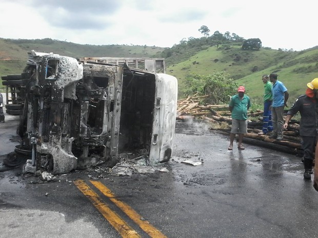 Carreta ficou incendiada após tombar no entrocamento de acesso ao município Ataléia. (Foto: Cristiano Dias/Inter TV dos Vales)