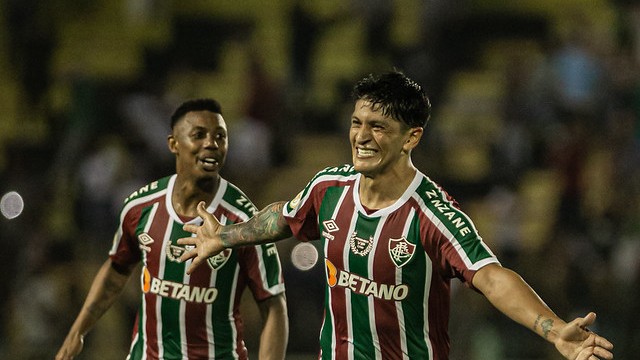 Cano e Wellington comemoram gol do Fluminense contra o Athletico-PR