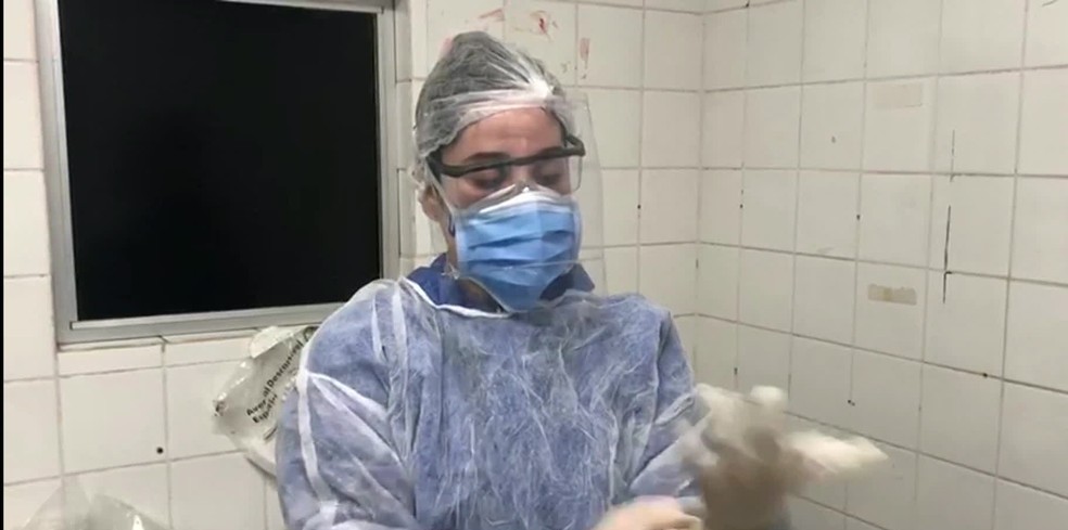 Médicos precisam se paramentar para evitar contaminação por meio do contato com pacientes de Covid-19 — Foto: Reprodução/TV Globo