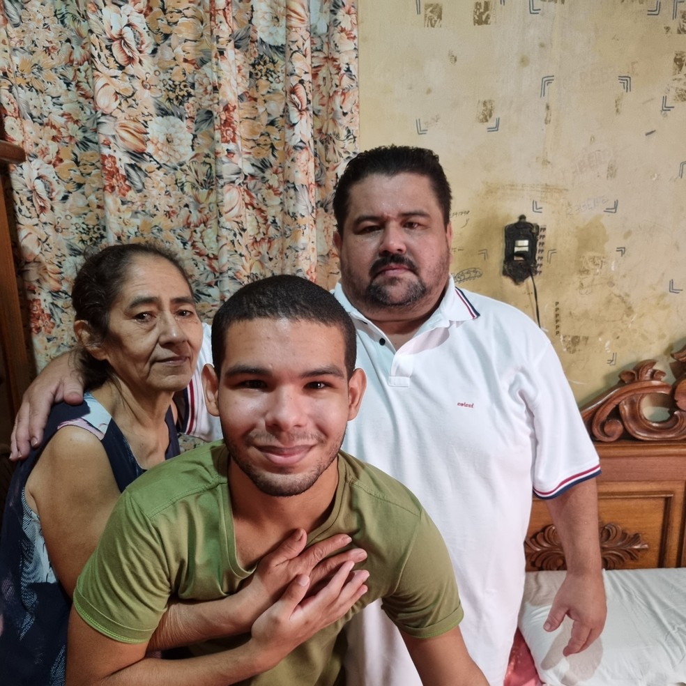 Vinicius com o pai e a avó — Foto: Wallace Carvalho/Gshow
