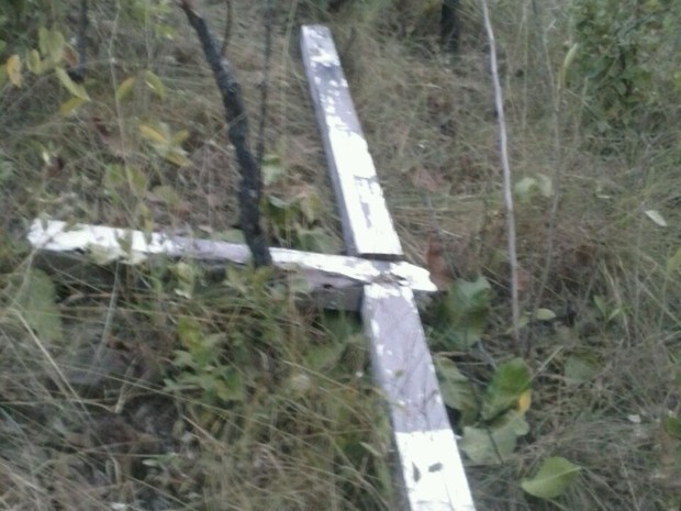Cruz histórica foi quebrada em Taipas do Tocantins (Foto: Marcos Teles/Divulgação)