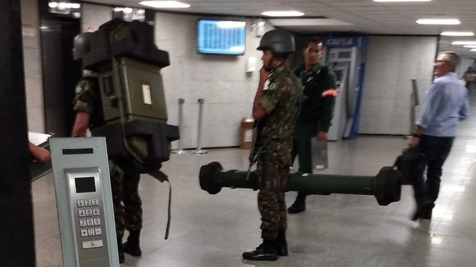 Militares chegaram no sábado com mísseis antiaéreos portáteis na sede da Caixa Econômica em Brasília (Foto: ANDRÉ SHALDERS/BBC BRASIL)
