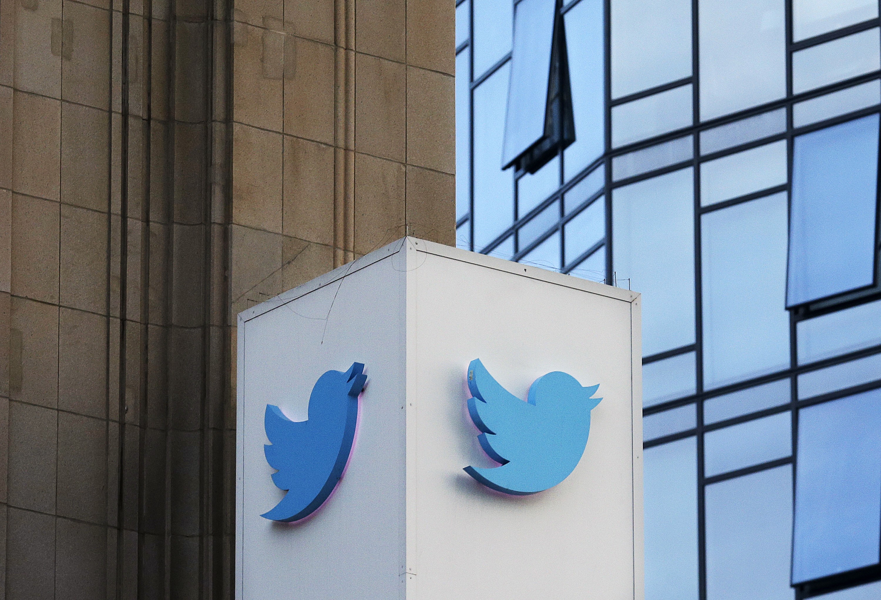 Twitter pede desculpas por permitir anúncios direcionados a neonazistas thumbnail