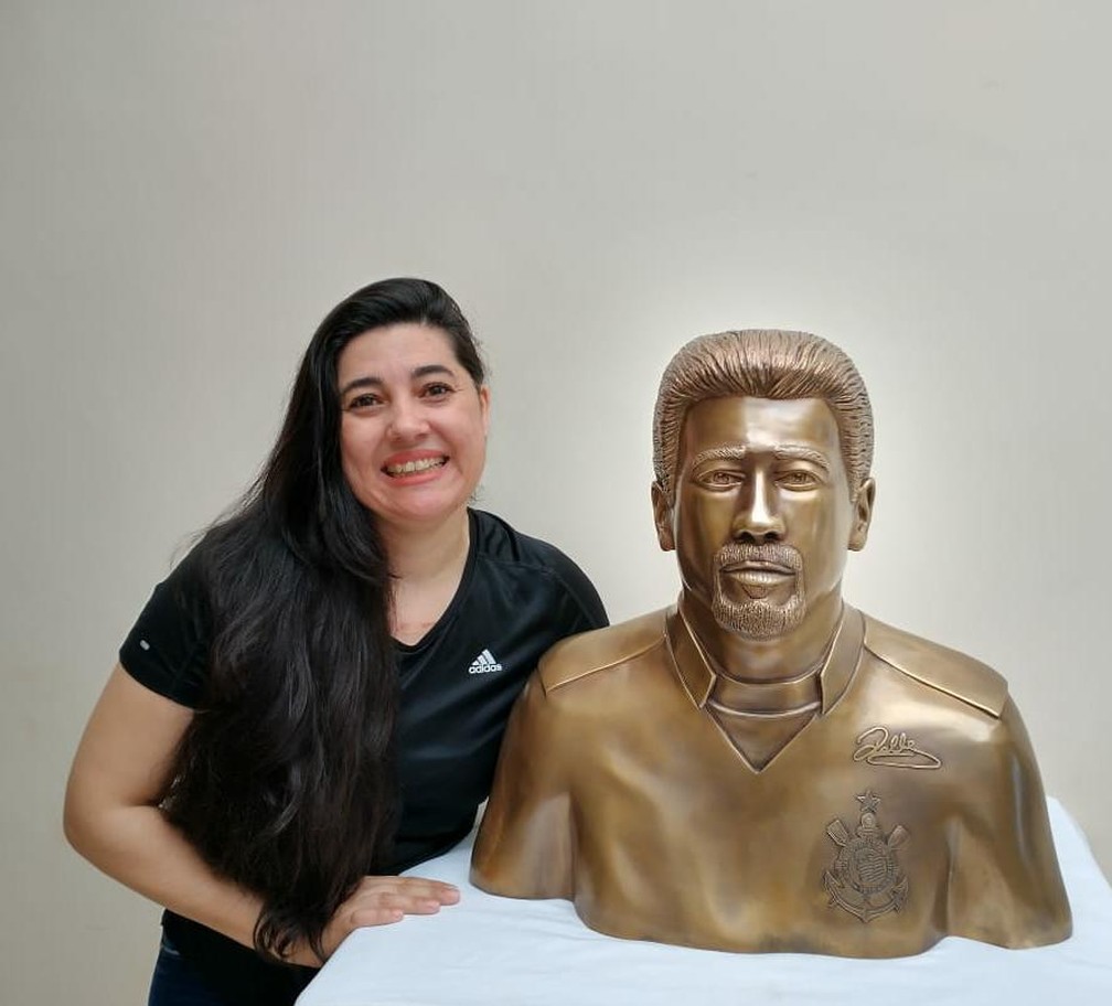 Elisângela Rosa da Silva com o busto de Ronaldo, ex-Corinthians — Foto: Arquivo pessoal