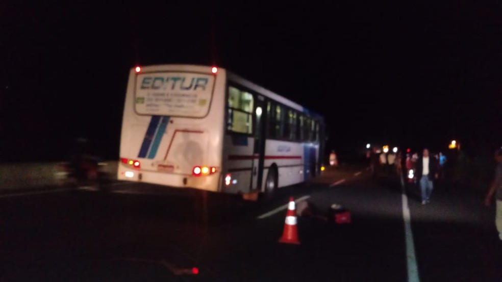 Suspeito de assalto é morto e outro é preso dentro de ônibus na BR 316 em Teresina — Foto: Catarina Costa/G1