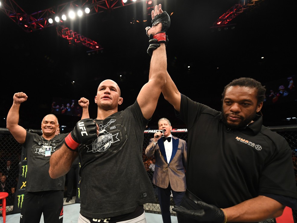 Junior Cigano venceu sua última luta contra Tai Tuivasa, no UFC Adelaide — Foto: Getty Images