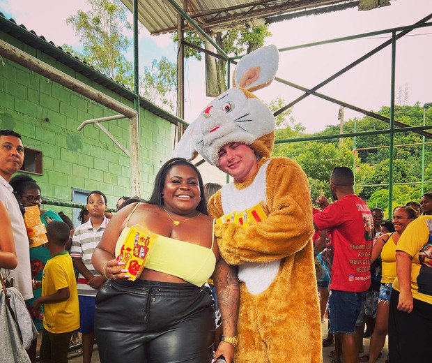 JoJo Todynho e seu marido, Lucas Souza, em ONG na Páscoa (Foto: Reprodução/Instagram)