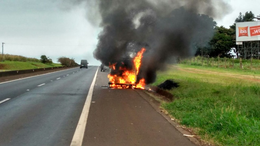 Chamas atingiram grande proporção logo depois que os quatro passageiros conseguiram sair do carro (Foto: Arquivo pessoal)