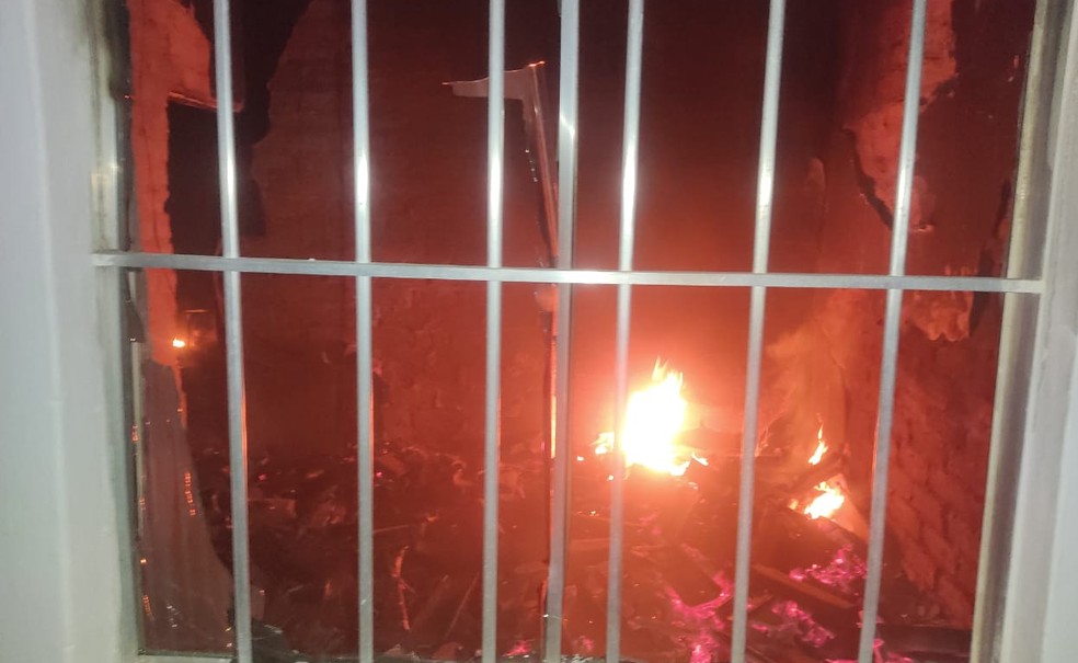 Homem é preso suspeito colocar fogo em imóvel em que ex-companheira estava com a filha no sudoeste da Bahia — Foto: Divulgação/SSP-BA