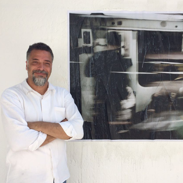 Ricardo Rojas e uma das fotografias que serão expostas na mostra (Foto: Divulgação)