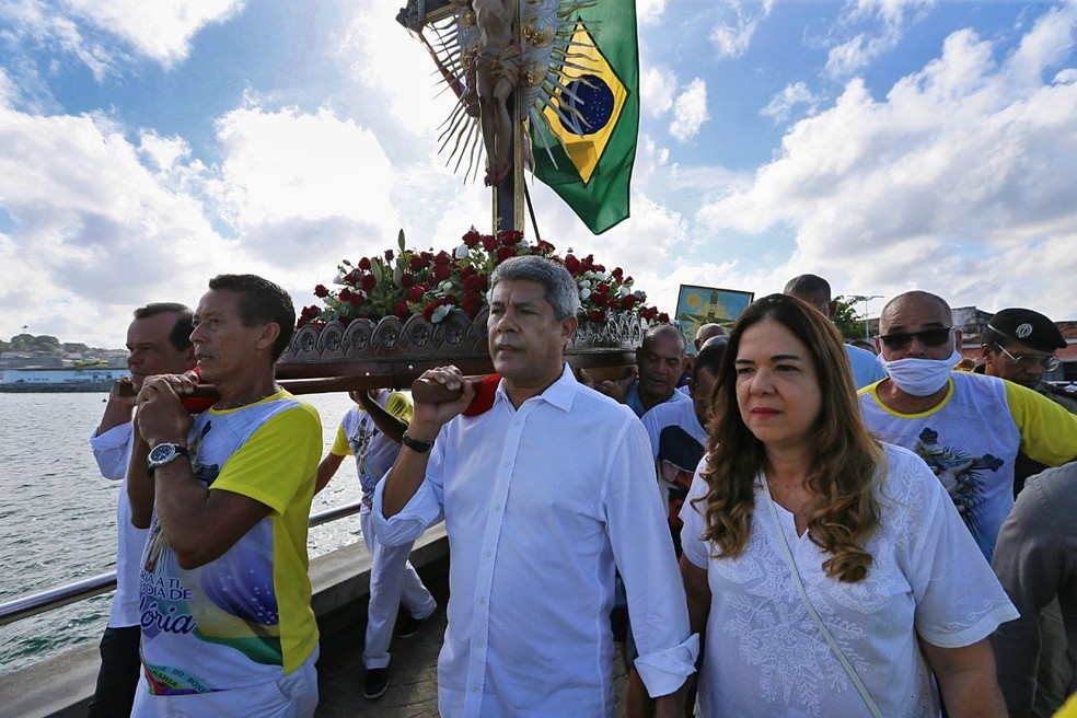 Ao lado da primeira dama Tatiana, Jerônimo carrega imagem de Senhor do Bonfim — Foto:  Manu Dias/GOVBA