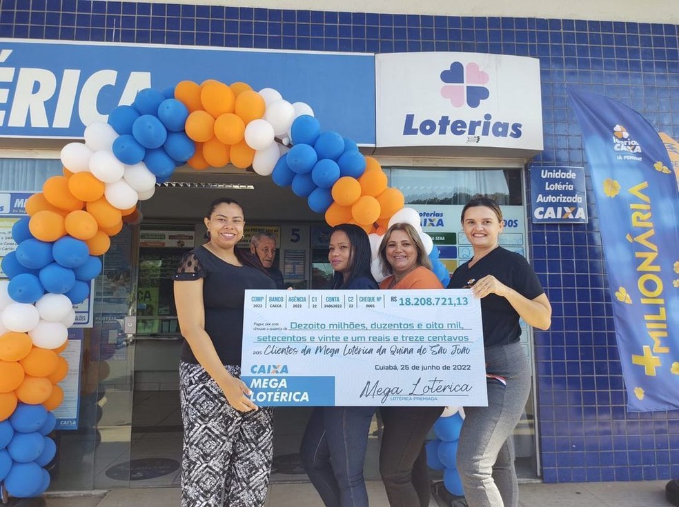 Funcionárias da lotérica com o cheque do bolão premiado em Cuiabá — Foto: Divulgação