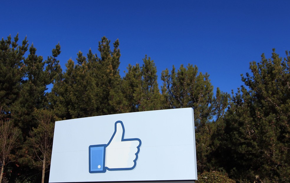 VersÃ£o gigante do Ã­cone Curtir, popularizado pelo Facebook, Ã© exibido na entrada da nova sede da rede social em Menlo Park, na CalifÃ³rnia (Foto: Robert Galbraith/Reuters)