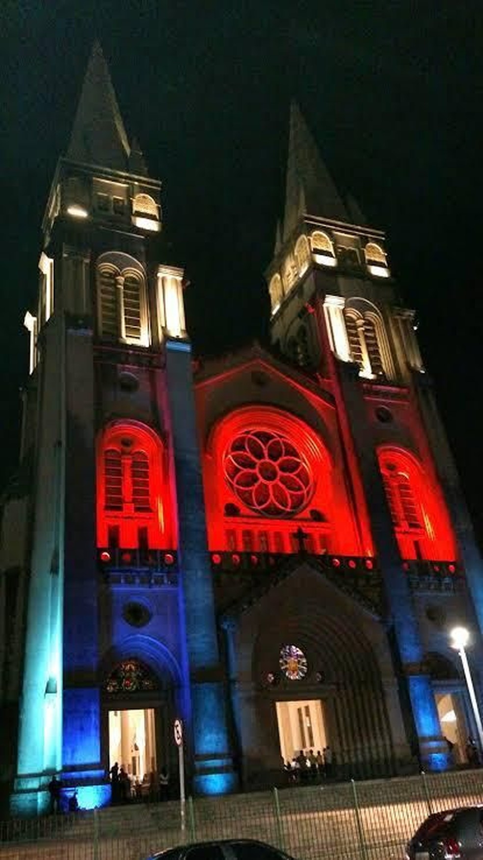 Catedral Metropolitana de Fortaleza foi um dos pontos turísticos iluminados em homenagem ao Fortaleza. — Foto: Arquivo pessoal