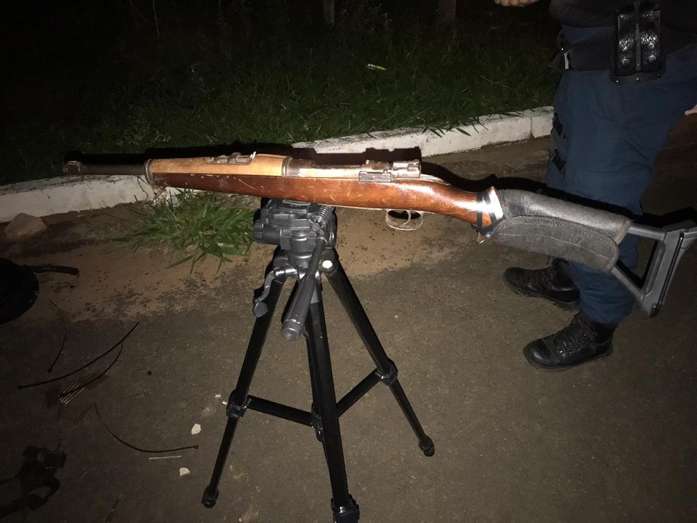 Investigação isolou a área ao flagrar objetos com suspeito; material foi levado para Depac — Foto: Polícia Militar/Divulgação