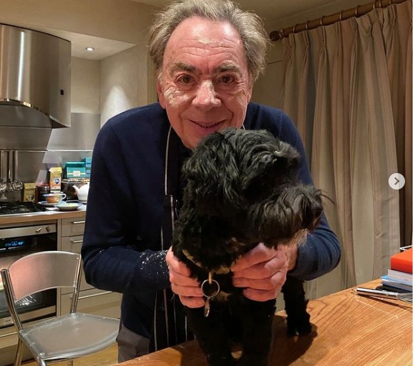 O compositor Andrew Lloyd Webber com o cachorro comprado por ele após sair da sessão de Cats (2019) (Foto: Instagram)