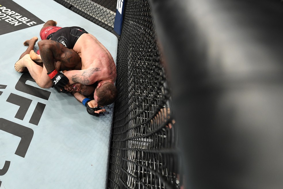 Nikita Krylov finaliza Ovince St-Preux com um mata-leÃ£o no UFC 236 â?? Foto: Getty Images