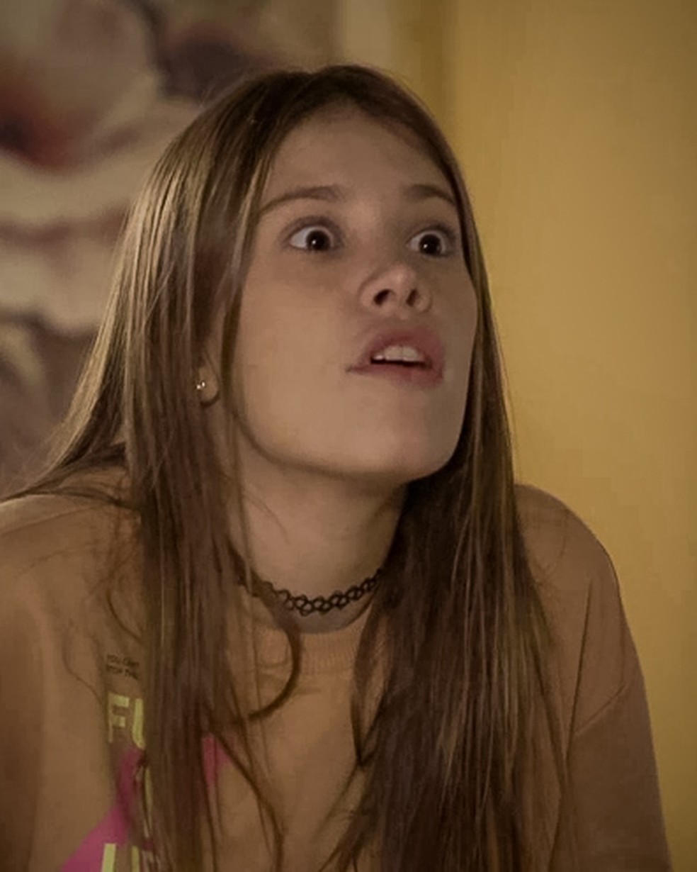 Anjinha (Caroline Dallarosa) se assusta ao ver o pai saindo do motel, em 'Malhação - Toda Forma de Amar' — Foto: Globo