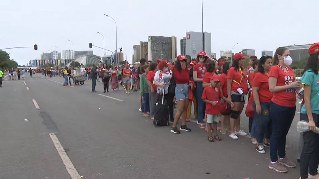 Apoiadores do presidente eleito Lula fazem fila para entrar em área da Esplanada dos Ministérios, em Brasília, onde ocorrerá cerimônia de posse