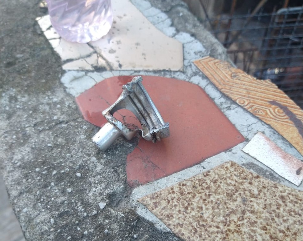 Bombeiros ajudaram mulher a soltar dedo que ficou preso em boca de fogão — Foto: Divulgação/Corpo de Bombeiros