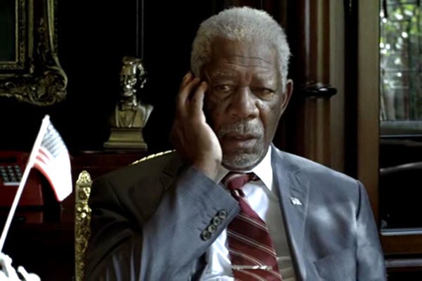 Morgan Freeman em cena de 'Momentum', que arrecadou apenas R$250 no lançamento na Inglaterra (Foto: Reprodução)