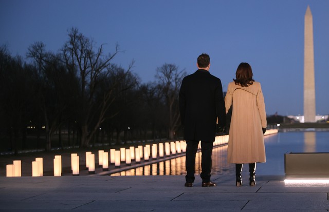 WASHINGTON, DC - JANUARY 19: Douglas Emhoff (L) and U.S. Vice President-elect Kamala Harris look down the National Mall as lamps are lit to honor the nearly 400,000 American victims of the coronavirus pandemic at the Lincoln Memorial Reflecting Pool Janua (Foto: Getty Images)