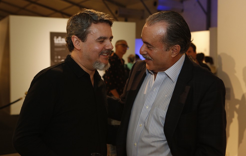 Cássio Gabus Mendes e Tony Ramos prestigiam as obras de artistas contemporâneos (Foto: Fábio Rocha/Gshow)