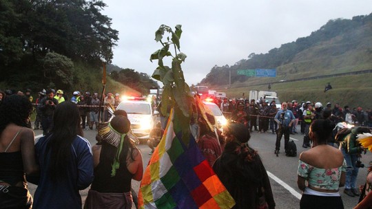 Marco temporal: Tropa de Choque de SP dispersa indígenas e libera Rodovia dos Bandeirantes