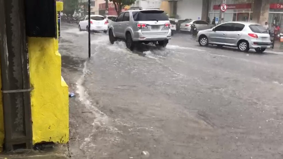 Em 12 horas, choveu mais de 53 mil&iacute;metros em Jo&atilde;o Pessoa, segundo a Defesa Civil do munic&iacute;pio &mdash; Foto: Walter Paparazzo/G1