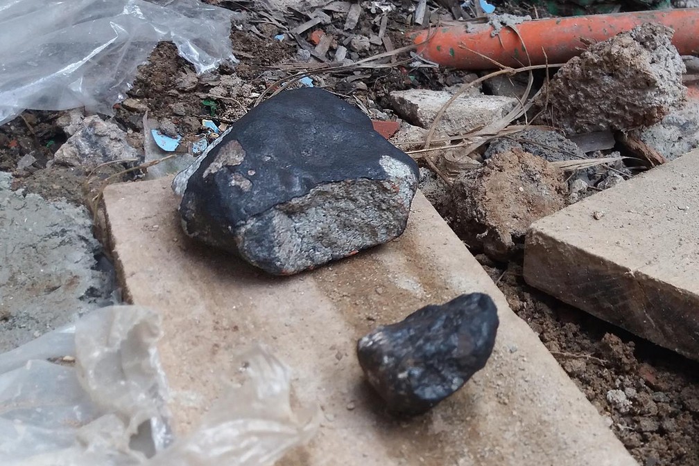 Alguns dos pedaços de meteorito que caíram em Viñalez — Foto: Fatima Rivero/Telepinar/AFP