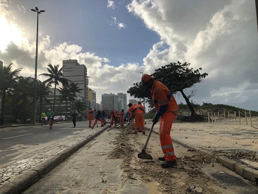 Garis retiram areia que foi parar na Avenida Delfim Moreira apÃ³s ressaca no Rio de Janeiro â€” Foto: Carlos Brito / G1