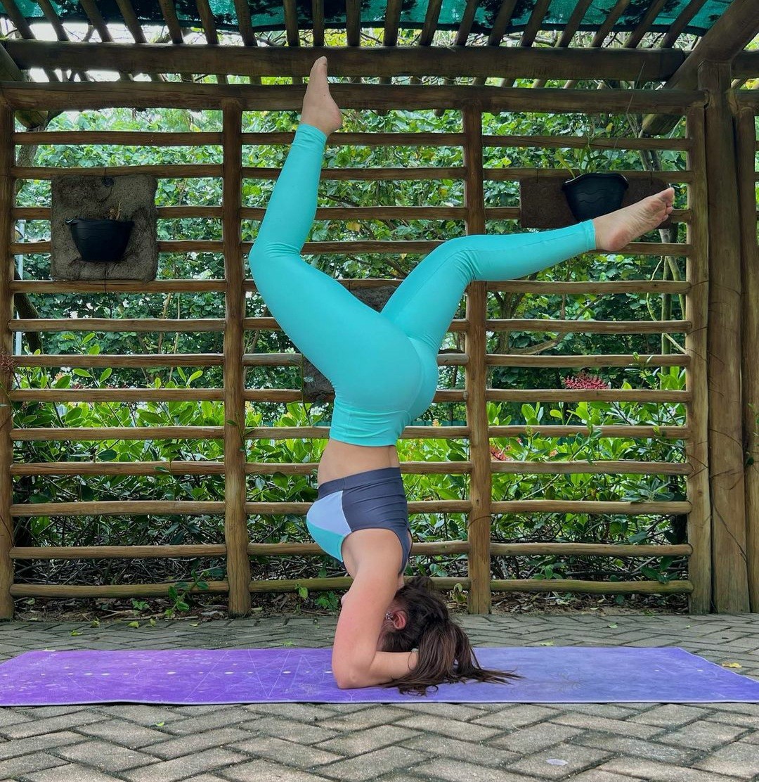 Larissa Manoela praticando yoga  (Foto: Reprodução / Instagram )