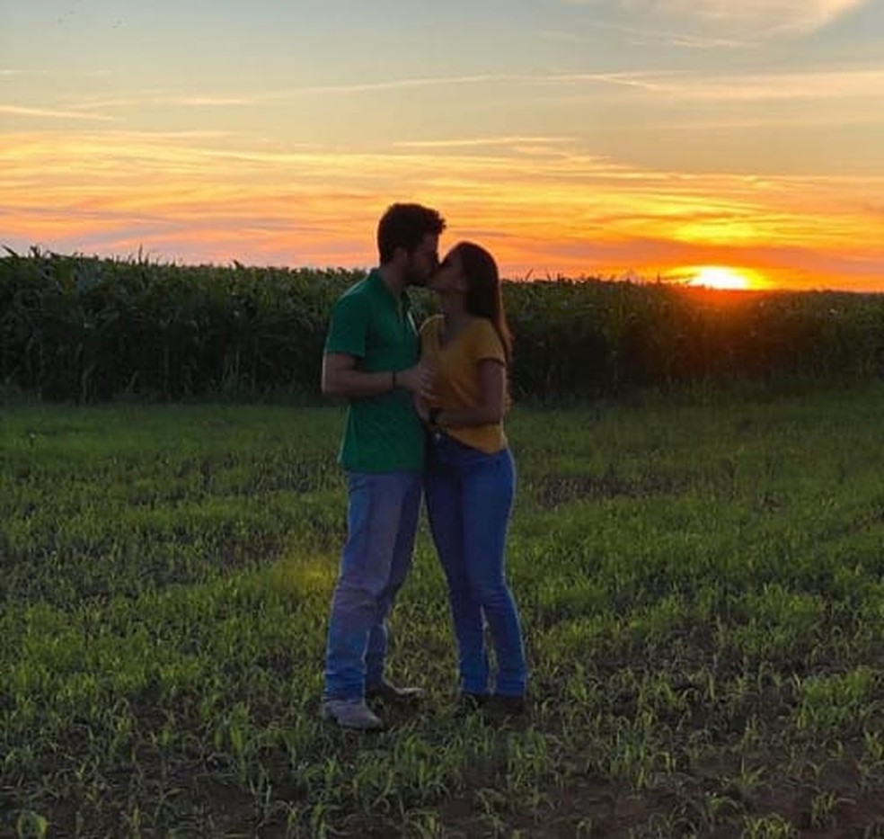 Casal em lavoura de soja em fazenda a 55 km de Sinop, norte do estado de Mato Grosso — Foto: Reprodução